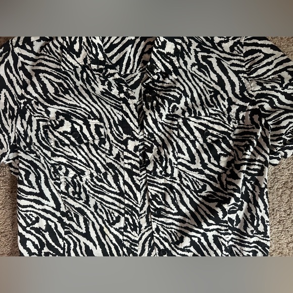 Jones New York Button Up Shirt Short Slvs Zebra Print Black White size PM - Picture 4 of 6